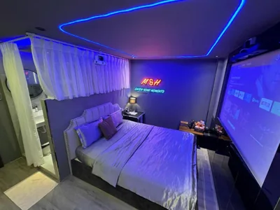 Chambre Deluxe Queen — M&H Cinema